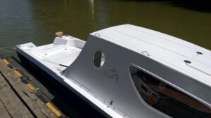 AQUA SYBB Rybářský člun TISZA TFBF-06 ze sklolaminátu s dvojitým dnem, s kabinou - 550x160x58cm - Obrázek 4