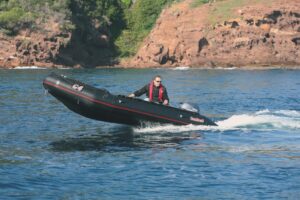 Nafukovací člun Bombard Commando C4 / 430 černý - Obrázek 6