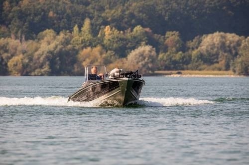 Člun Marine ve skluzu